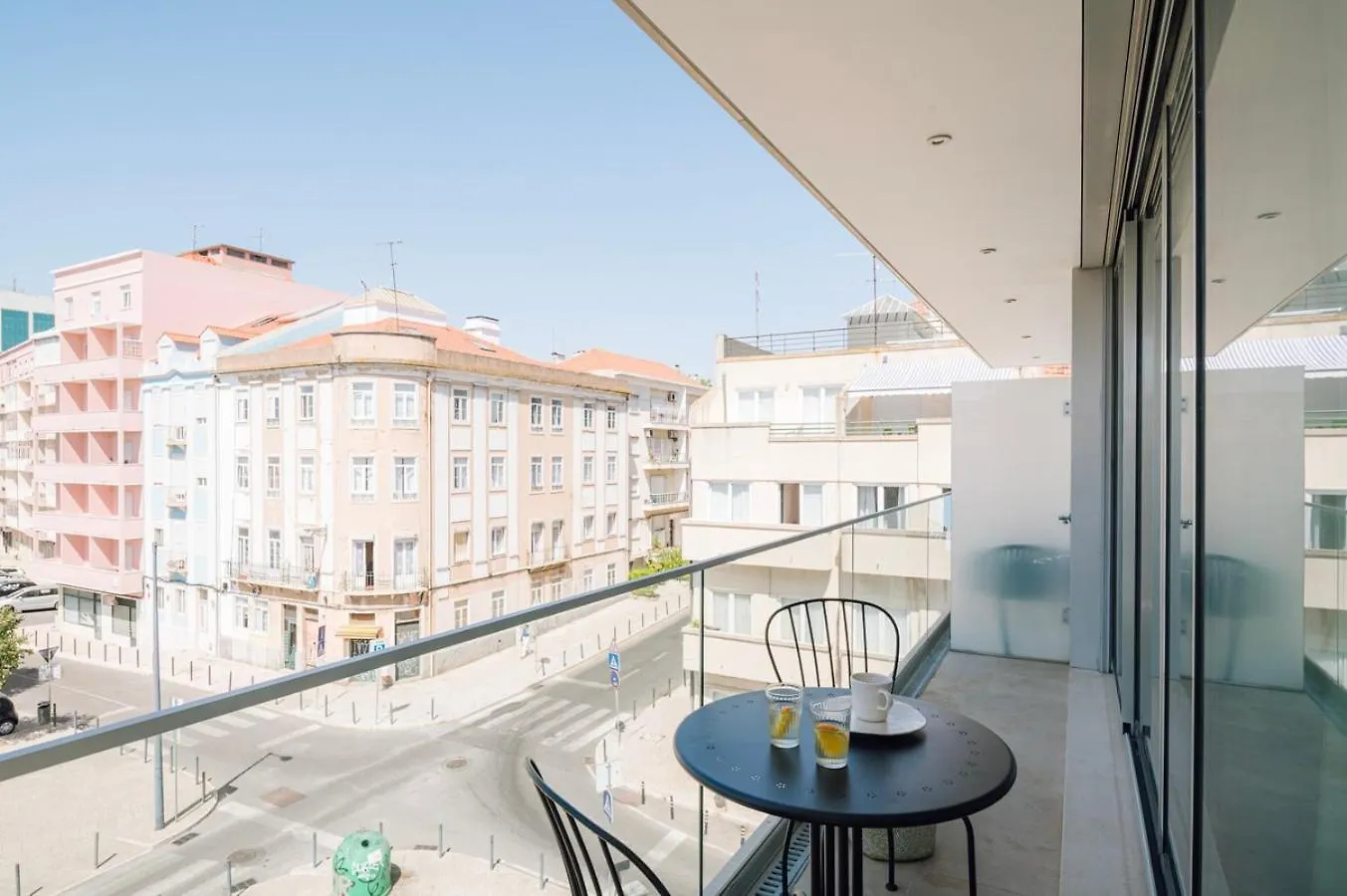 Pescaia - 2 Bedrooms And 2 Balconies In Alvalade リスボン アパート