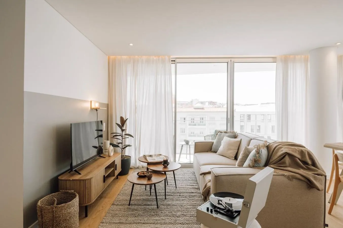 アパート Pescaia - 2 Bedrooms And 2 Balconies In Alvalade リスボン ポルトガル